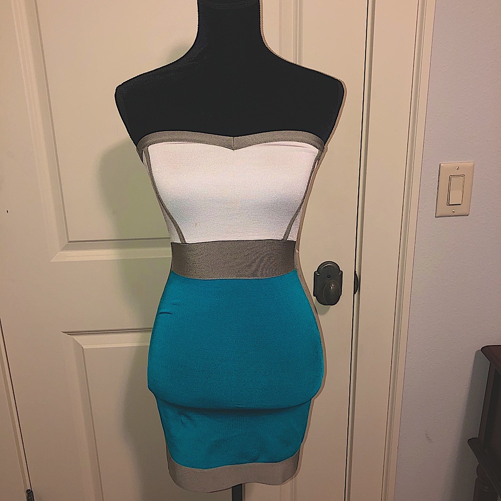 Sleeveless fitted mini dress with blue and white